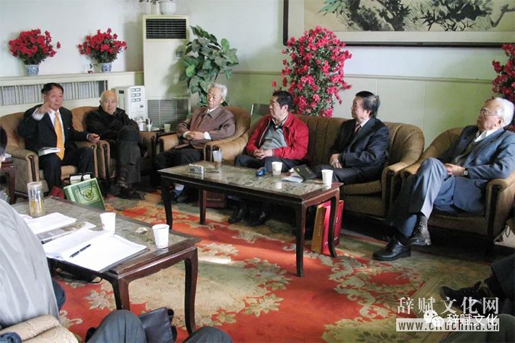 2007年黄彦先生在《中华辞赋》杂志第一次创刊会议上讲话（左起：黄彦、周笃文、敢峰、刘忠德、闵凡路、程树榛）.jpg